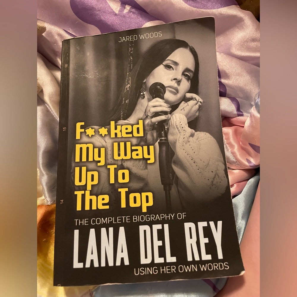 Lana del Rey biography book